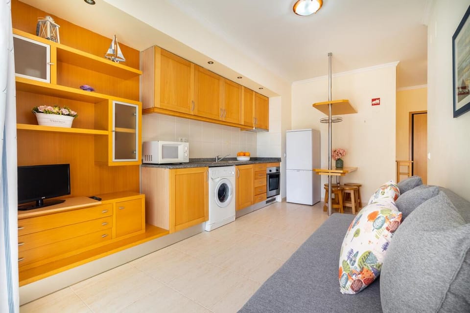 TV and multimedia, Kitchen or kitchenette, Living room, Seating area, Dining area, oven, stove, washing machine