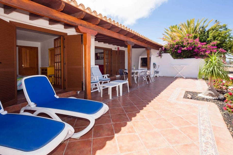 Property building, Patio, Balcony/Terrace, Seating area, sunbed