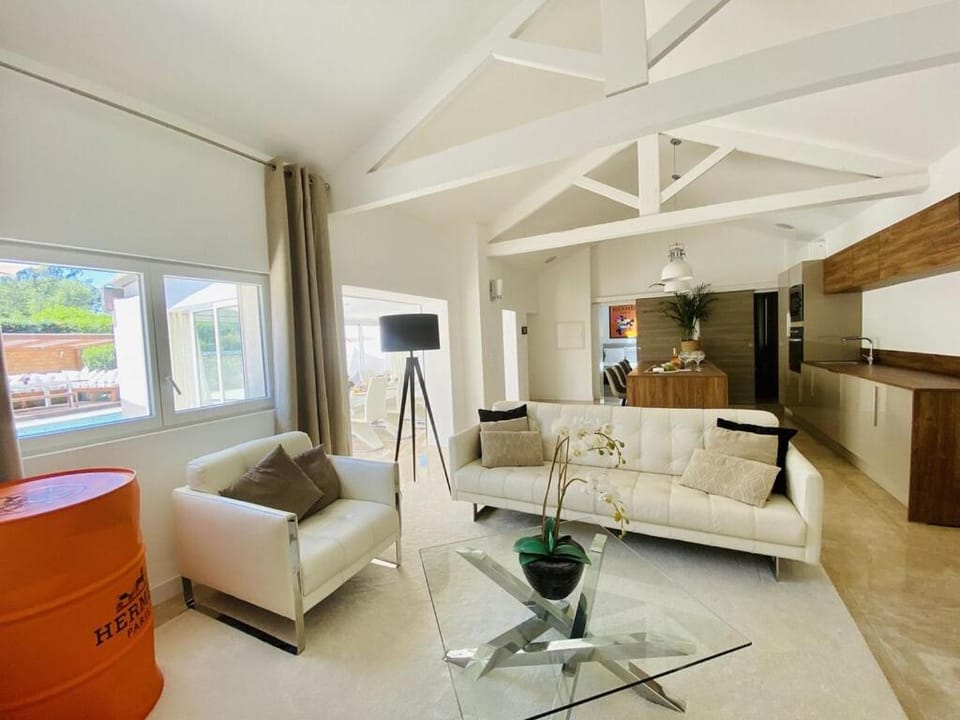 Villa Design Mougins - Pool House & Piscine sous les Palmiers Villa in Valbonne