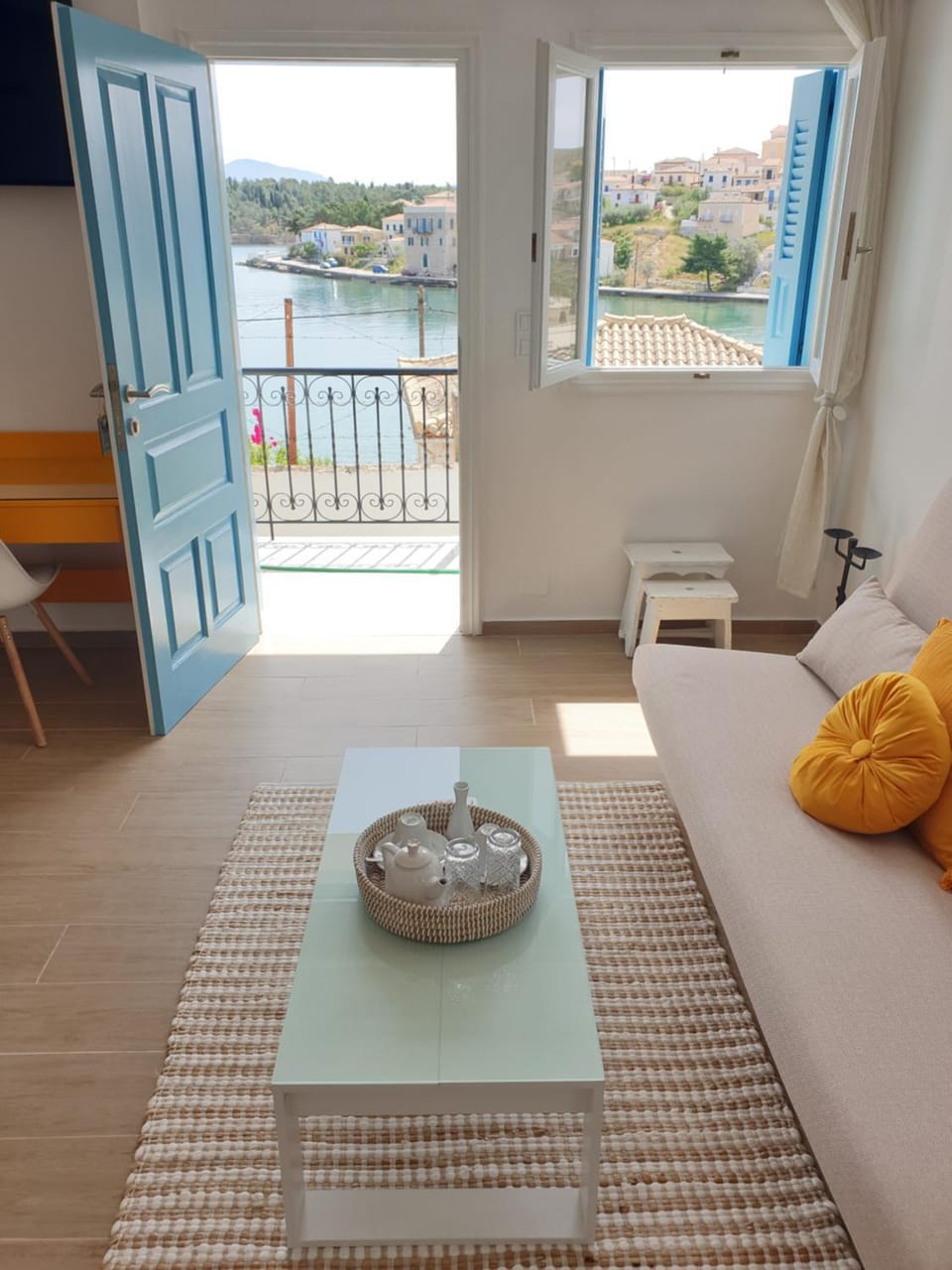 Photo of the whole room, Seating area, City view, Sea view