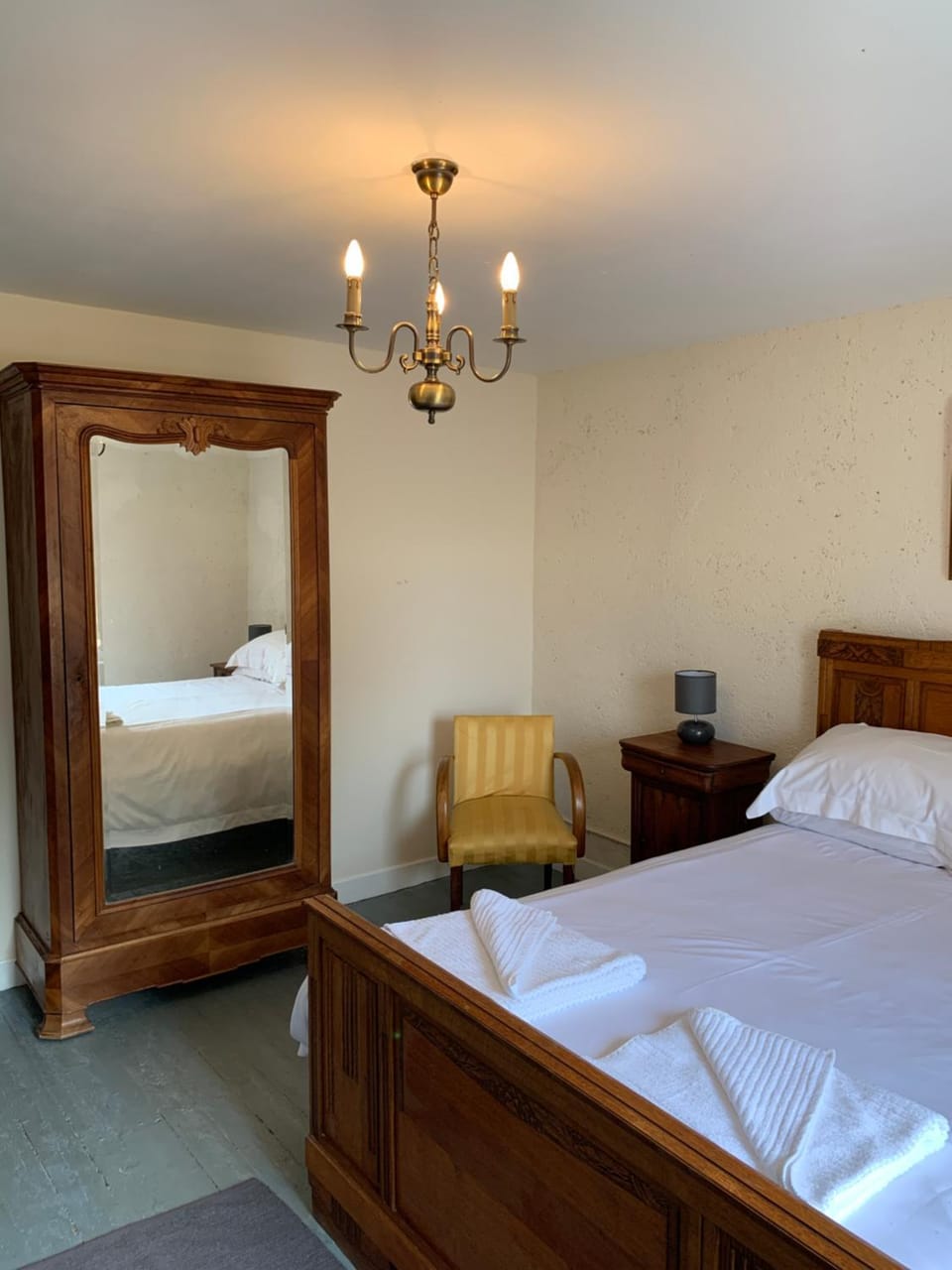 Photo of the whole room, Bedroom