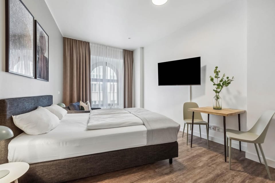 Bed, TV and multimedia, Bedroom