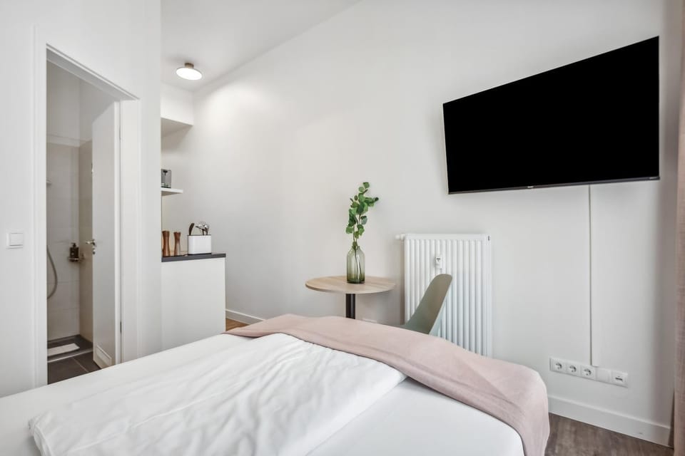 Bed, TV and multimedia, Bedroom