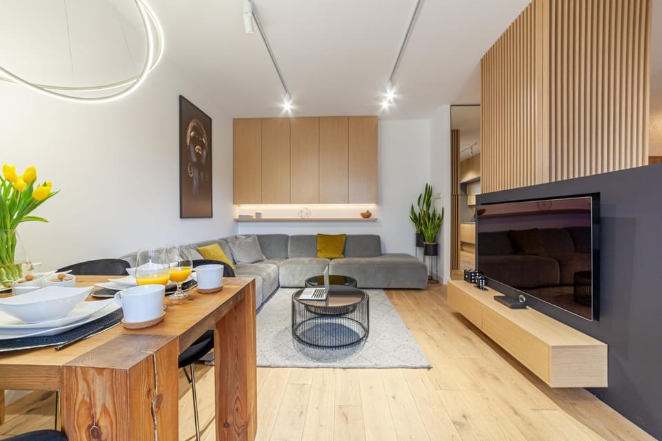 TV and multimedia, Living room, Seating area, Dining area