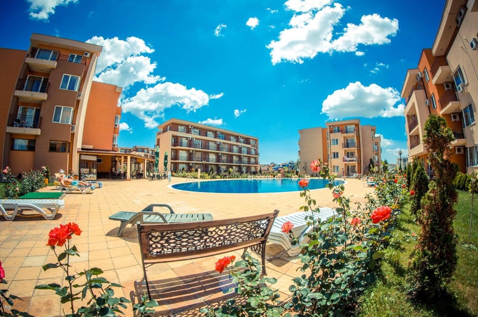 Neighbourhood, Swimming pool, Swimming pool