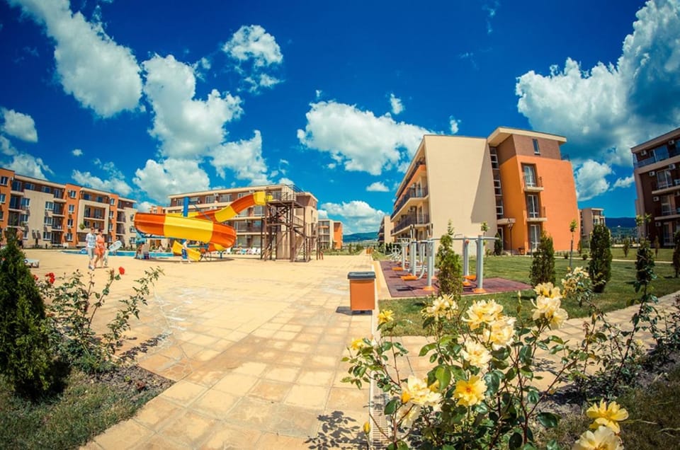 Neighbourhood, Fitness centre/facilities, Swimming pool, Swimming pool