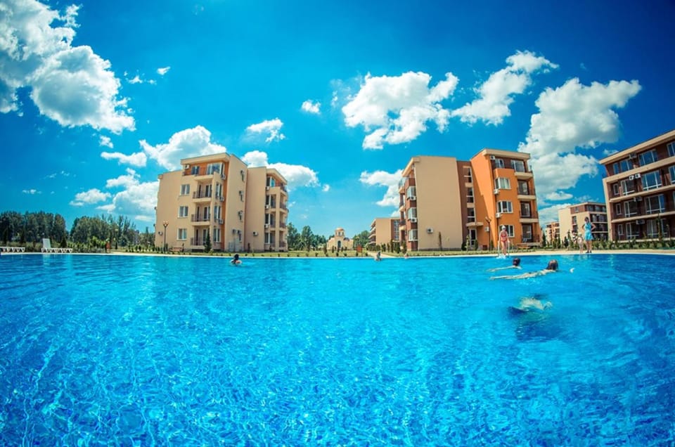 Neighbourhood, Swimming pool, Swimming pool