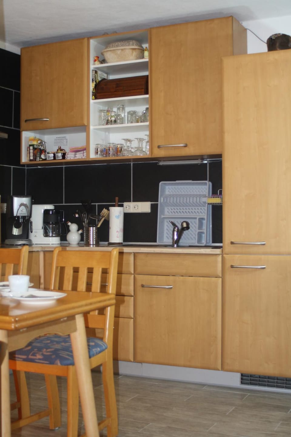 Property building, Day, Neighbourhood, Coffee/tea facilities, View (from property/room), View (from property/room), Kitchen or kitchenette, Seating area, Dining area, Communal kitchen, On site, City view, City view, Garden view, Garden view, Mountain view, Mountain view, Street view, Street view, Area and facilities, Area and facilities, Area and facilities, Seasons, Quiet street view, Inner courtyard view