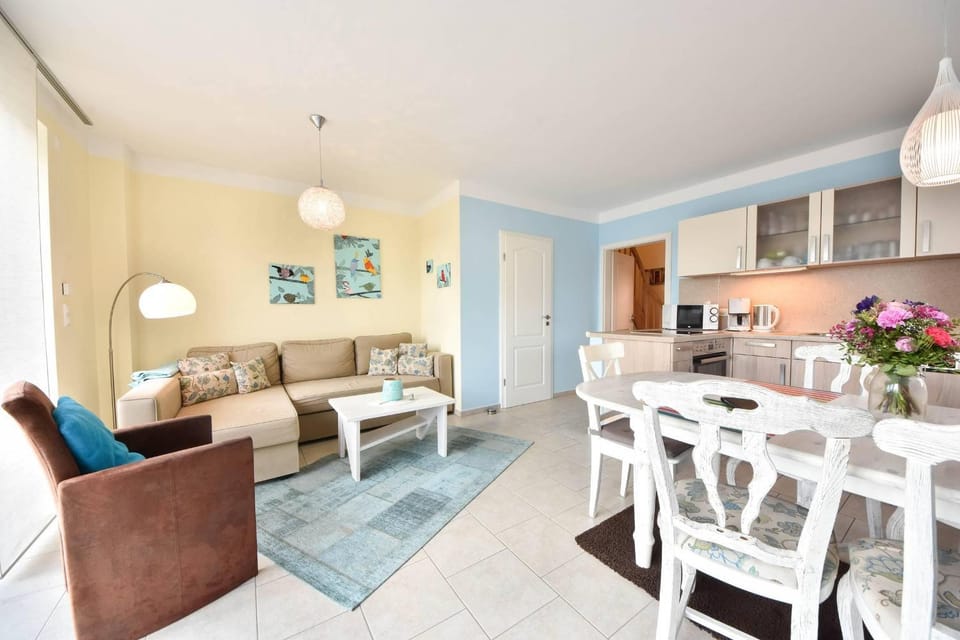 Kitchen or kitchenette, Living room, Seating area, Dining area