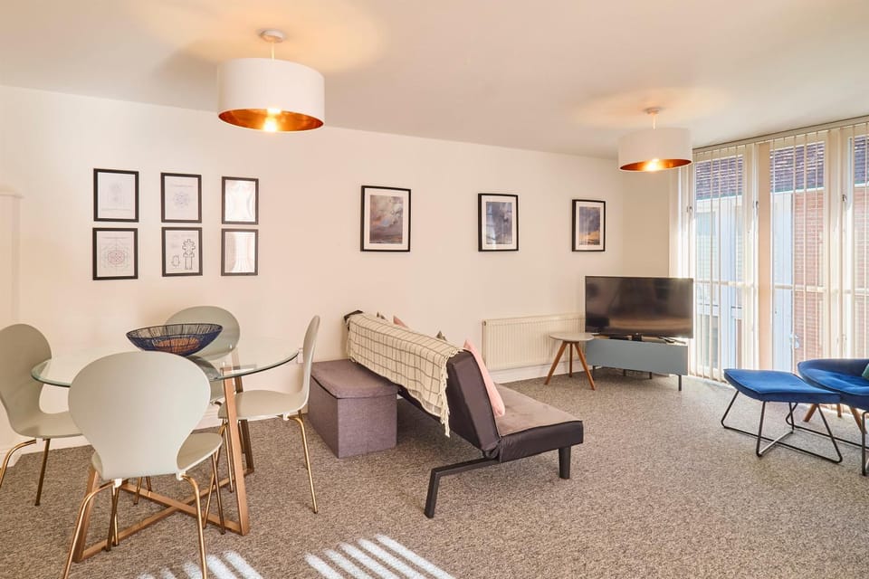 TV and multimedia, Living room, Seating area, Dining area