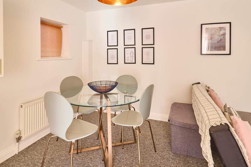 Dining area, internet