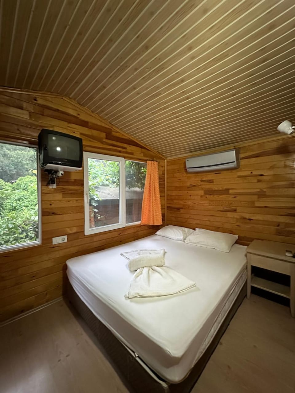 Bed, TV and multimedia, Bedroom, towels, air conditioner