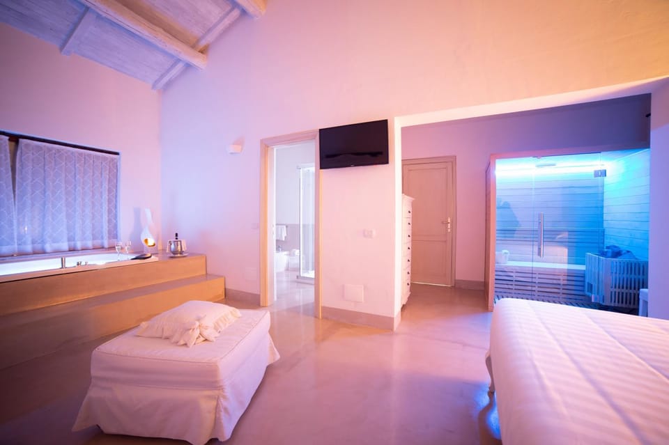 Bed, Sauna, Steam room, Bedroom