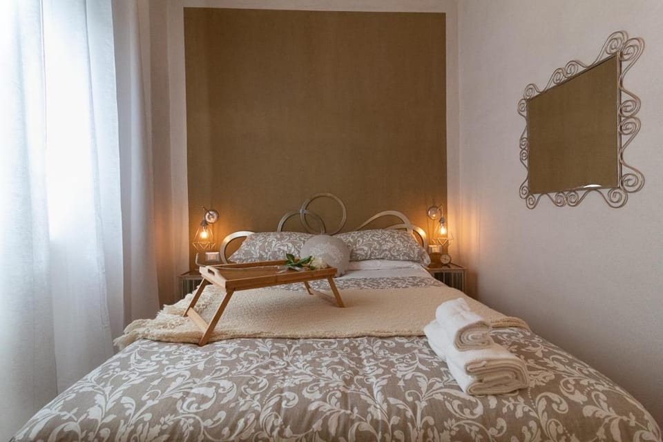 Bed, Other, Photo of the whole room, Decorative detail, Food, Breakfast