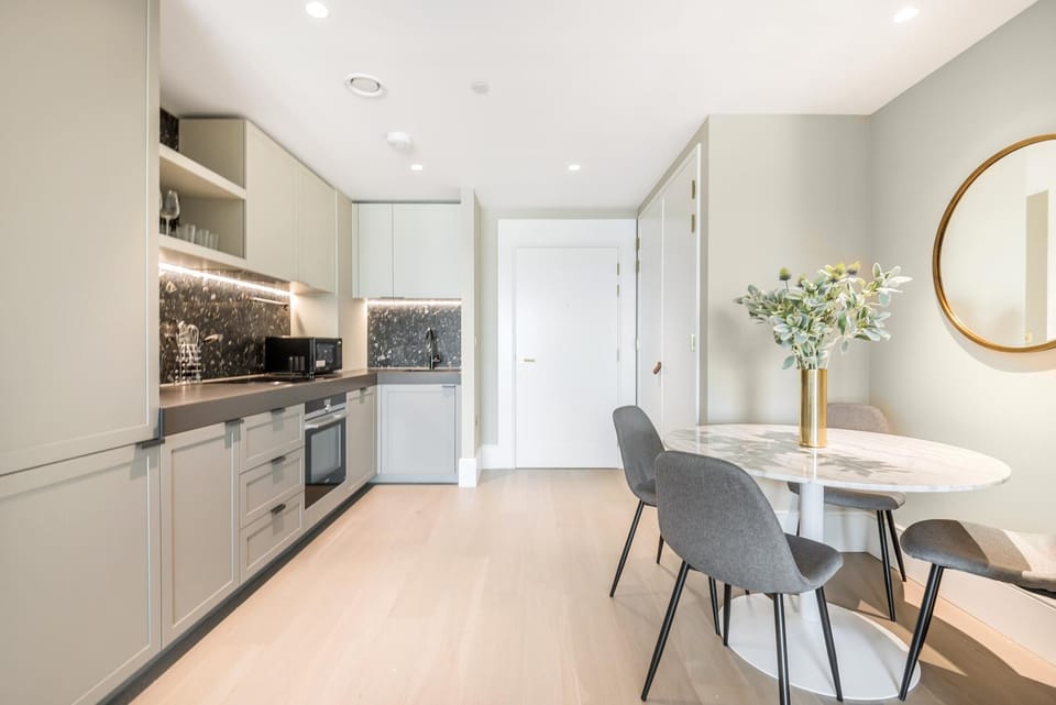 Kitchen or kitchenette, Dining area