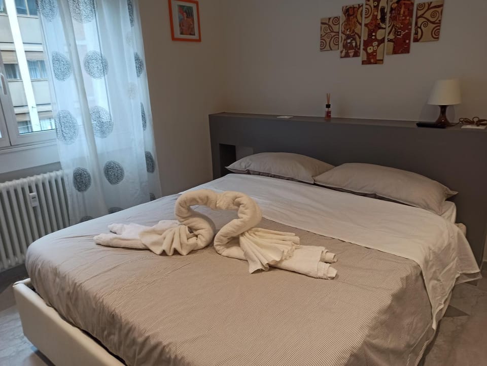 Bed, Photo of the whole room, Bedroom, towels