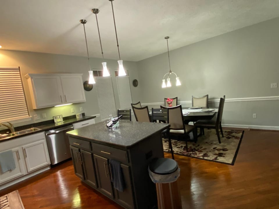 Kitchen or kitchenette, Dining area