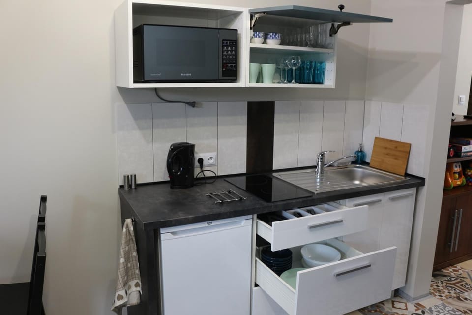 Kitchen or kitchenette, Dining area