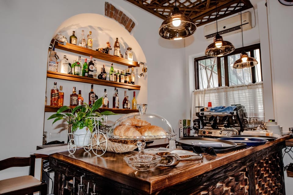 Nightclub / DJ, Lounge or bar, Food and drinks, Food, Drinks, Alcoholic drinks