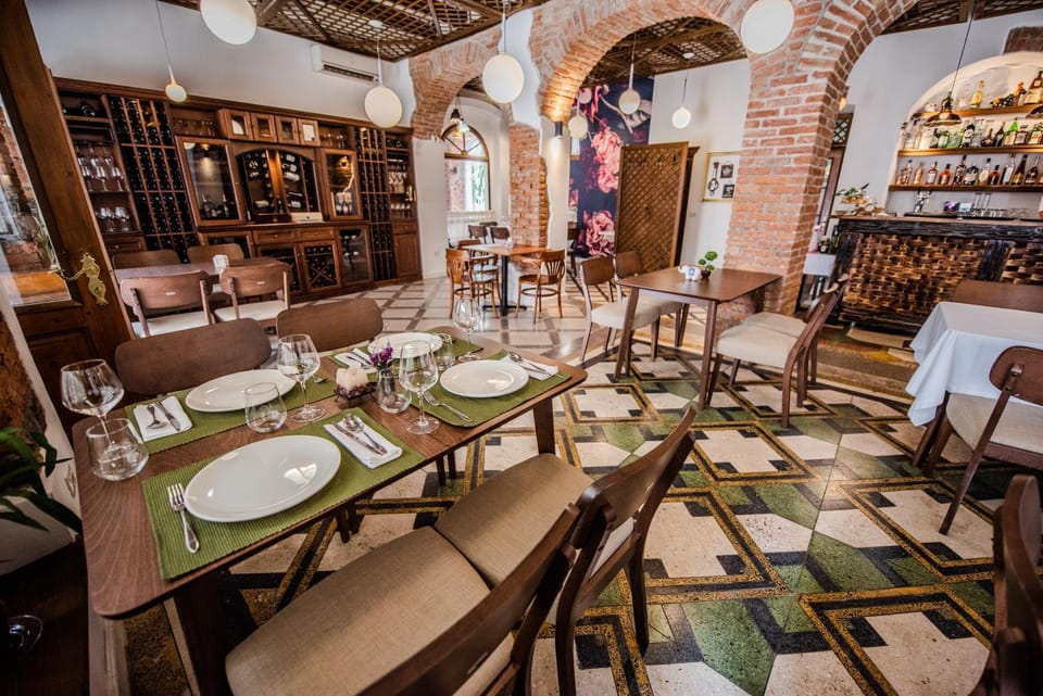 Restaurant/places to eat, Nightclub / DJ, Lounge or bar, Dining area