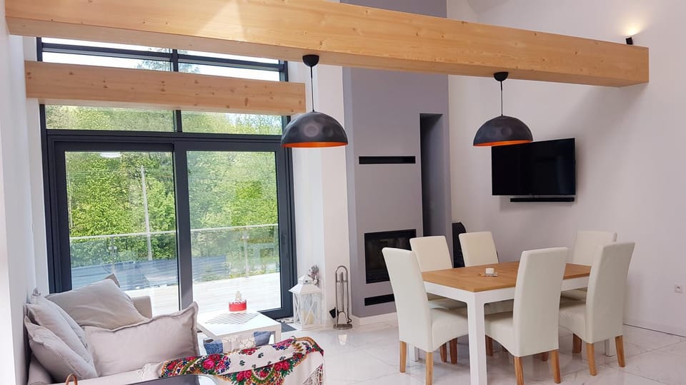 Bed, TV and multimedia, Balcony/Terrace, Kitchen or kitchenette, Living room, Photo of the whole room, Seating area, Dining area, Garden view, Mountain view, River view, Family