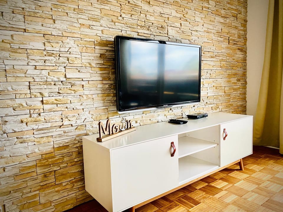 TV and multimedia, Living room, Evening entertainment, locker