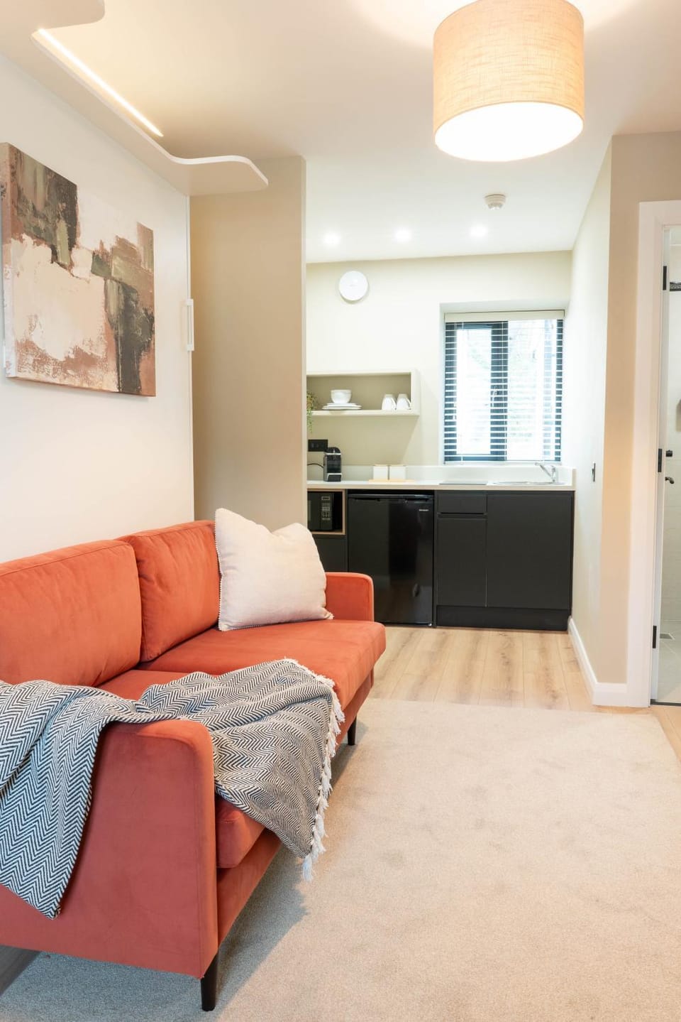 Coffee/tea facilities, Kitchen or kitchenette, Living room, Decorative detail, Seating area