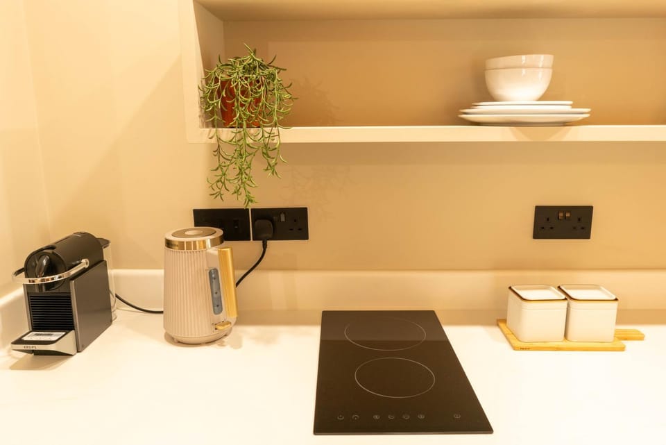 Coffee/tea facilities, Kitchen or kitchenette, stove