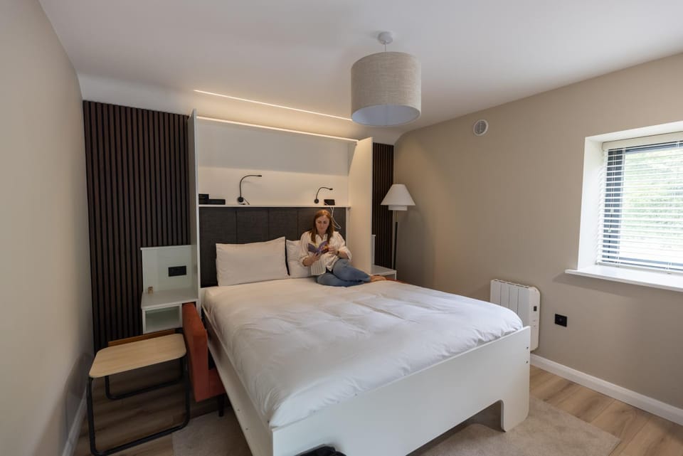 Bed, Photo of the whole room, Seating area, Bedroom