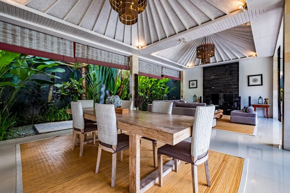 TV and multimedia, Living room, Seating area, Dining area, Garden view