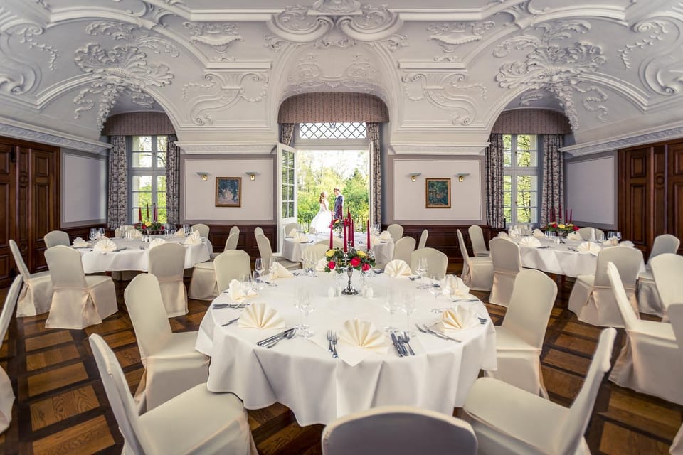 Spring, Day, Banquet/Function facilities, On site, Garden view, group of guests