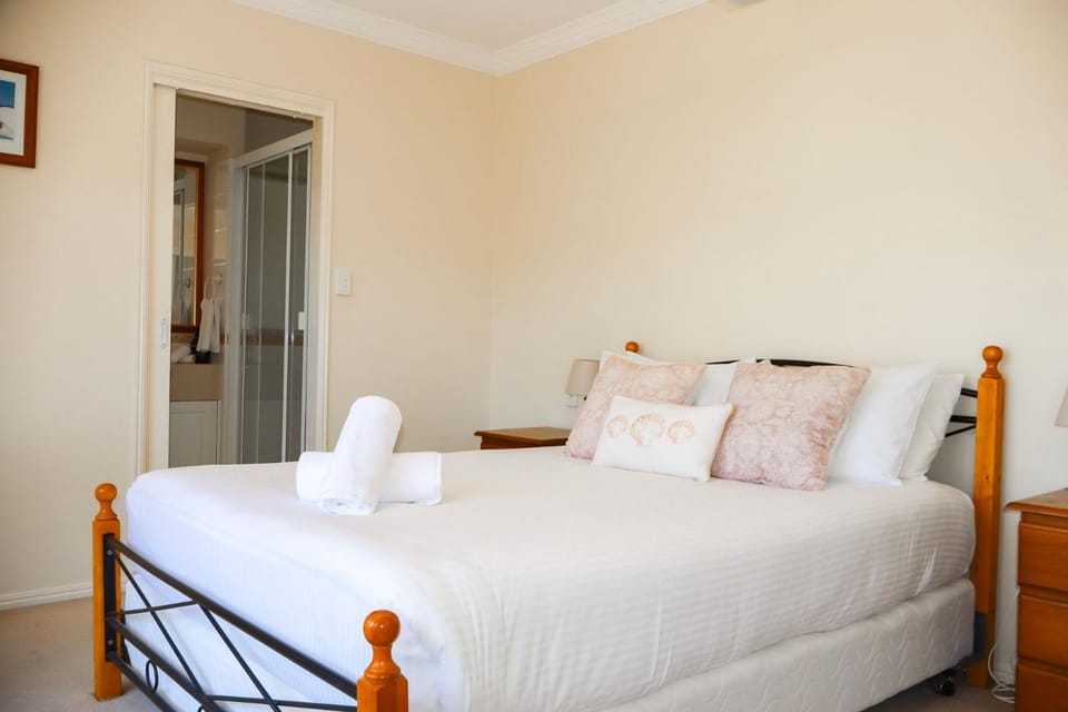 Oceania Cottage- Pet Friendly -Stone Real Estate Yamba House in Yamba