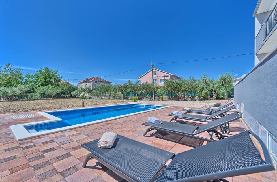 Day, Swimming pool