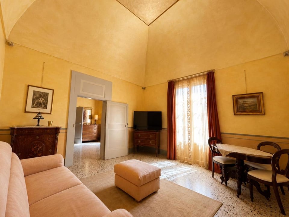 Communal lounge/ TV room, TV and multimedia, Living room, Seating area