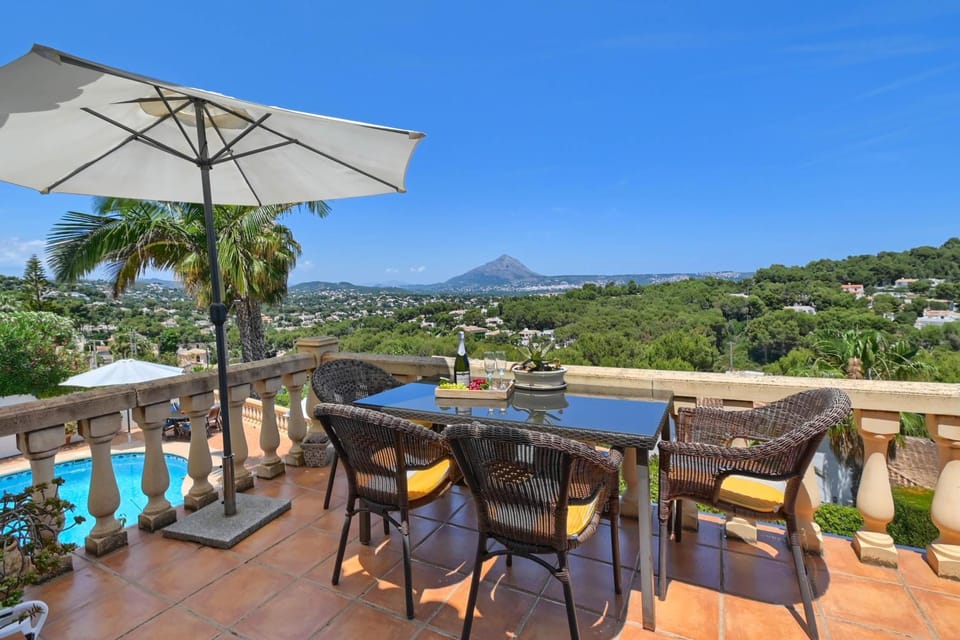 Balcony/Terrace, Dining area, Mountain view