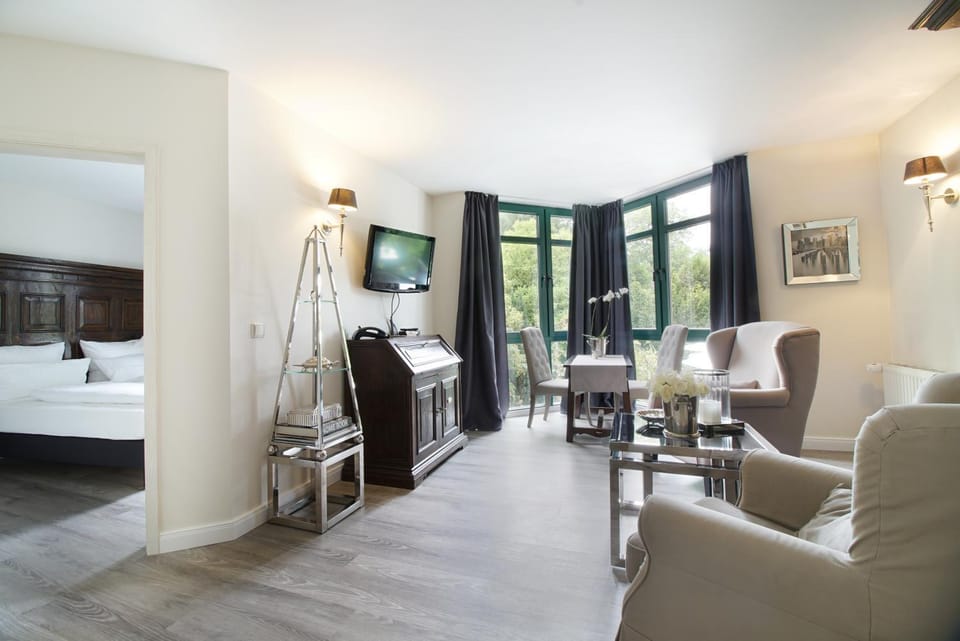 Bed, Living room, Photo of the whole room, Seating area, Bedroom