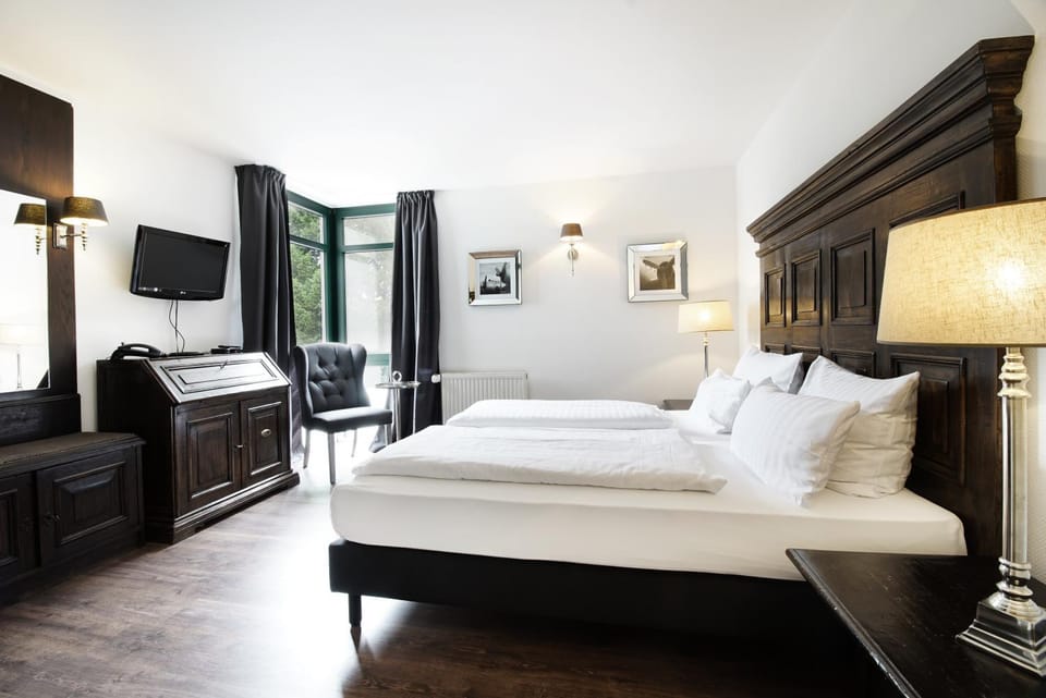 Bed, Photo of the whole room, Seating area, Bedroom
