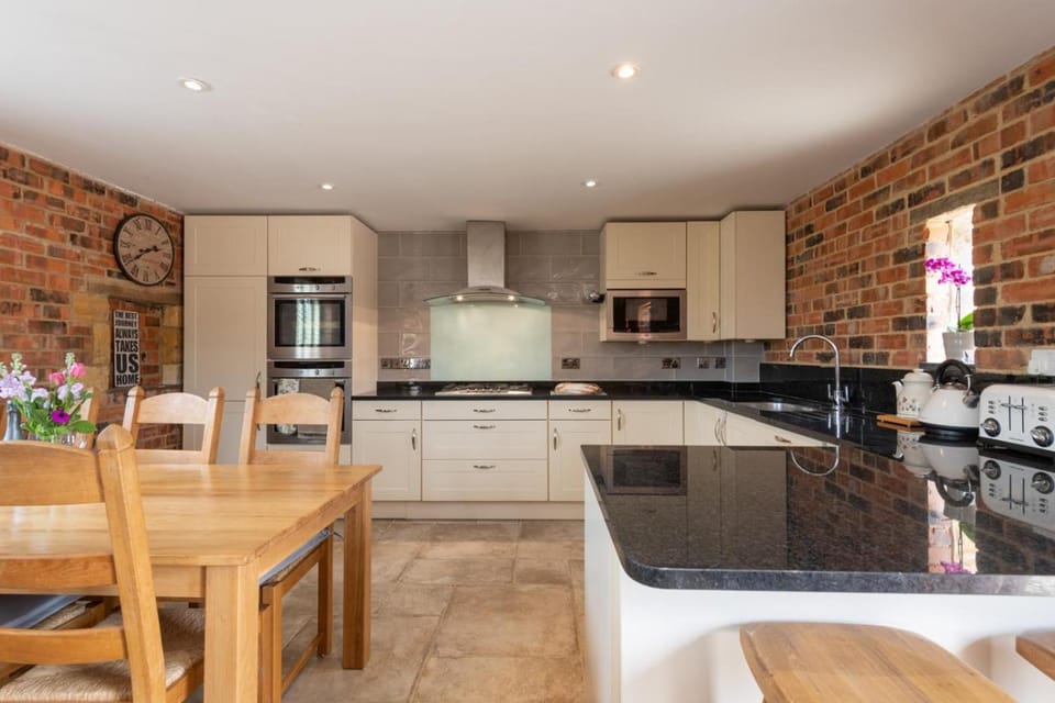 Coffee/tea facilities, Kitchen or kitchenette, Seating area, Dining area