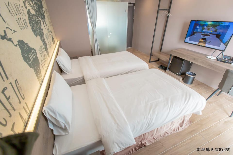 Bed, TV and multimedia, Photo of the whole room, Bedroom