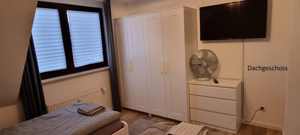 Bed, TV and multimedia, Photo of the whole room, Bedroom