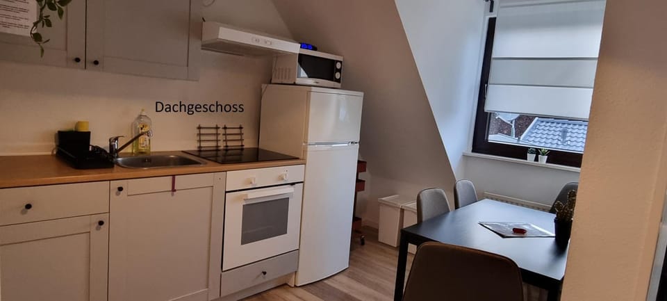 Kitchen or kitchenette, Dining area, oven, stove, toaster