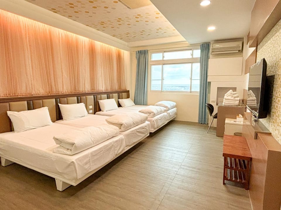 Bed, People, TV and multimedia, Photo of the whole room, Bedroom, Guests, Sea view, group of guests, internet, room service, room service, towels, air conditioner