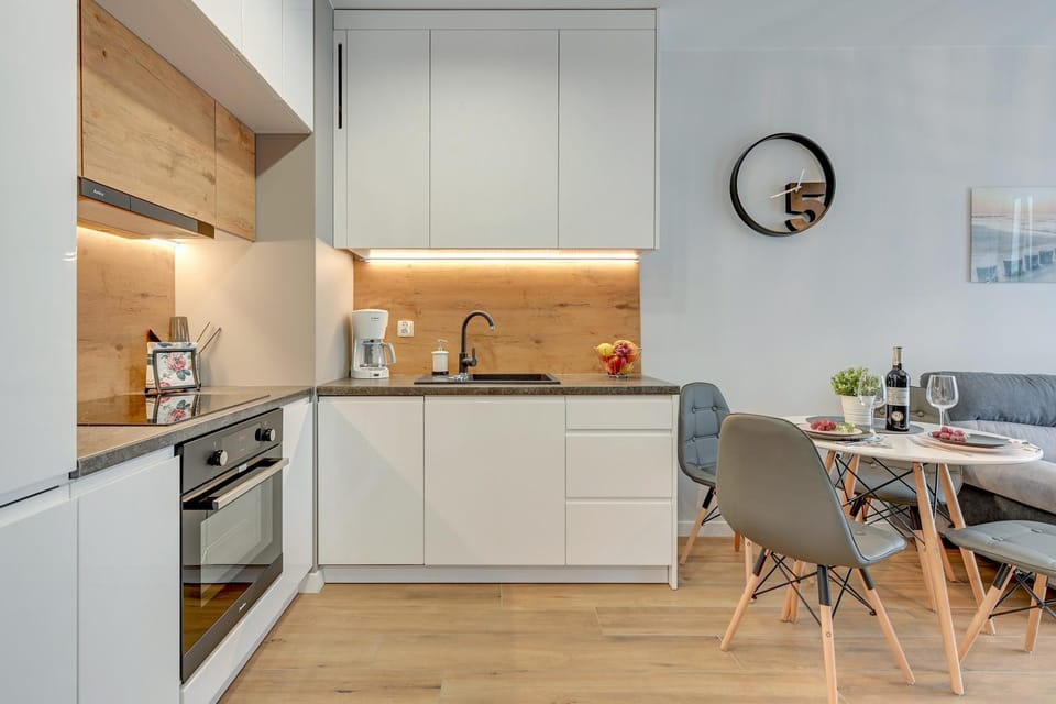 Coffee/tea facilities, Kitchen or kitchenette, Dining area, dishwasher, stove