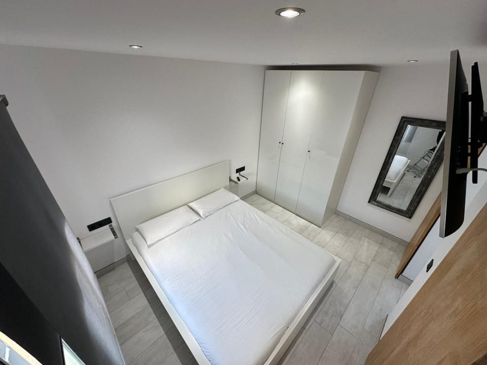 Bed, TV and multimedia, Photo of the whole room, Bedroom, wardrobe