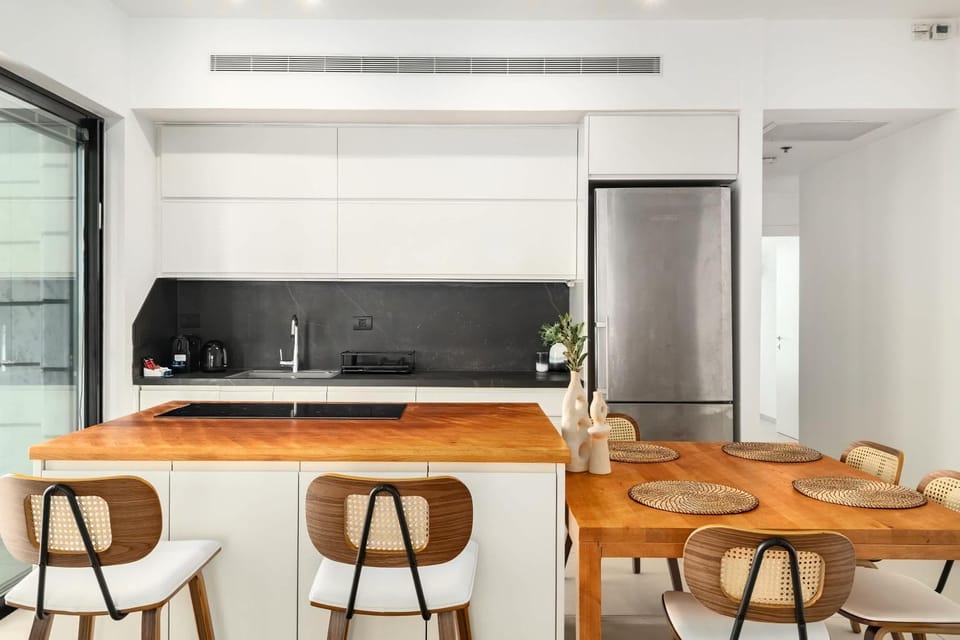 Kitchen or kitchenette, Dining area, oven