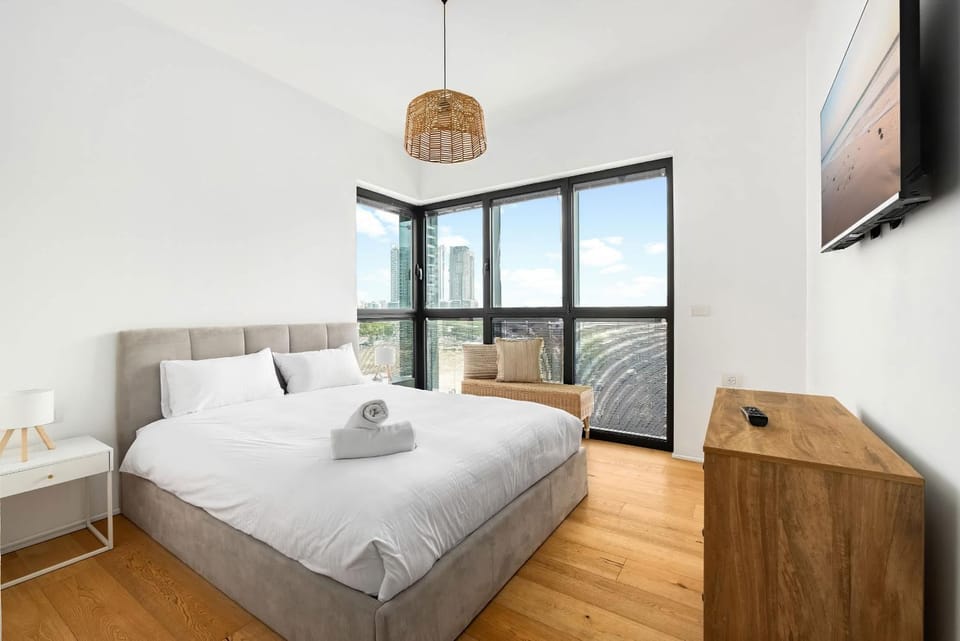 Bed, TV and multimedia, Bedroom