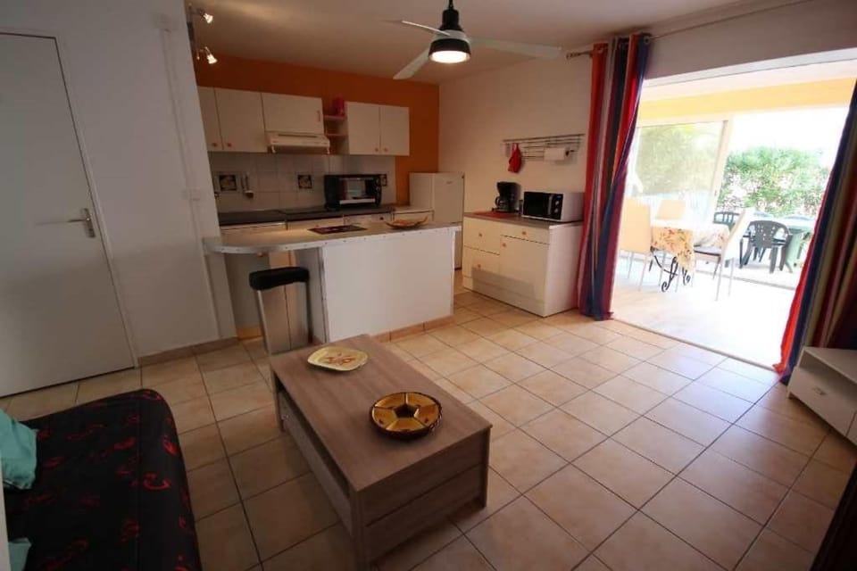 Jolie maison de vacances 2 chambres climatisées véranda terrasse parking privatif dans résidence sécurisée avec piscine commune 400 m de la mer LRCS99 Villa in Portiragnes