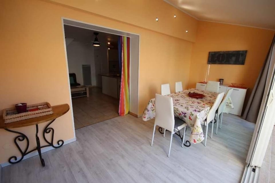 Jolie maison de vacances 2 chambres climatisées véranda terrasse parking privatif dans résidence sécurisée avec piscine commune 400 m de la mer LRCS99 Villa in Portiragnes