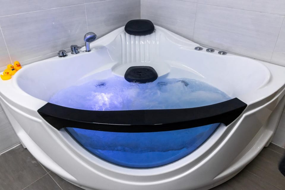Hot Tub, Massage