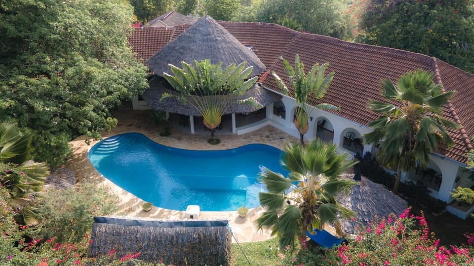 Property building, Patio, Day, Bird's eye view, Garden, Balcony/Terrace, Garden view, Pool view, Swimming pool